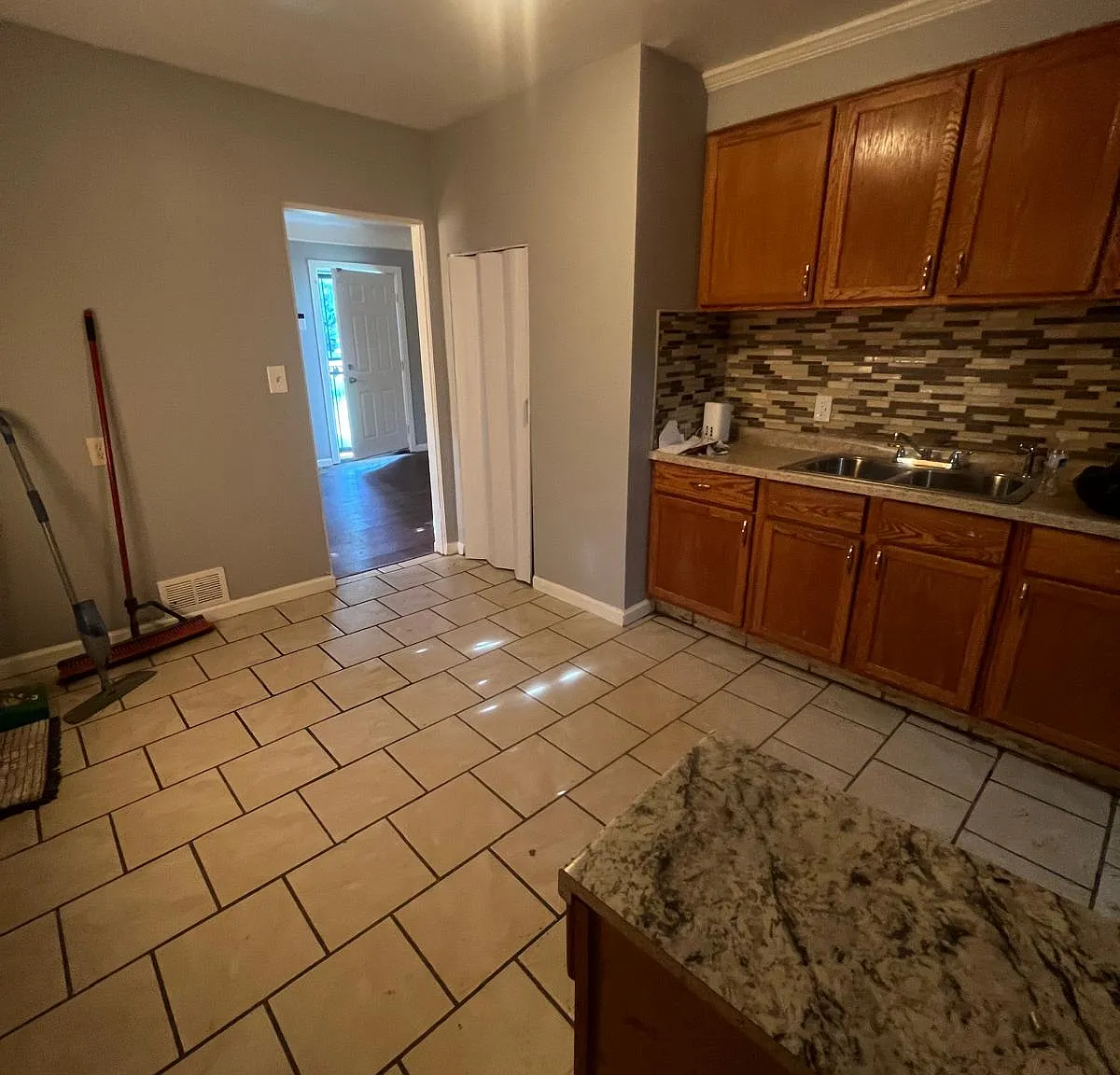 3 bed, 896 sqft, $1,199 — Photo 4