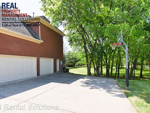 3rd image of 211 Royal Glen Blvd