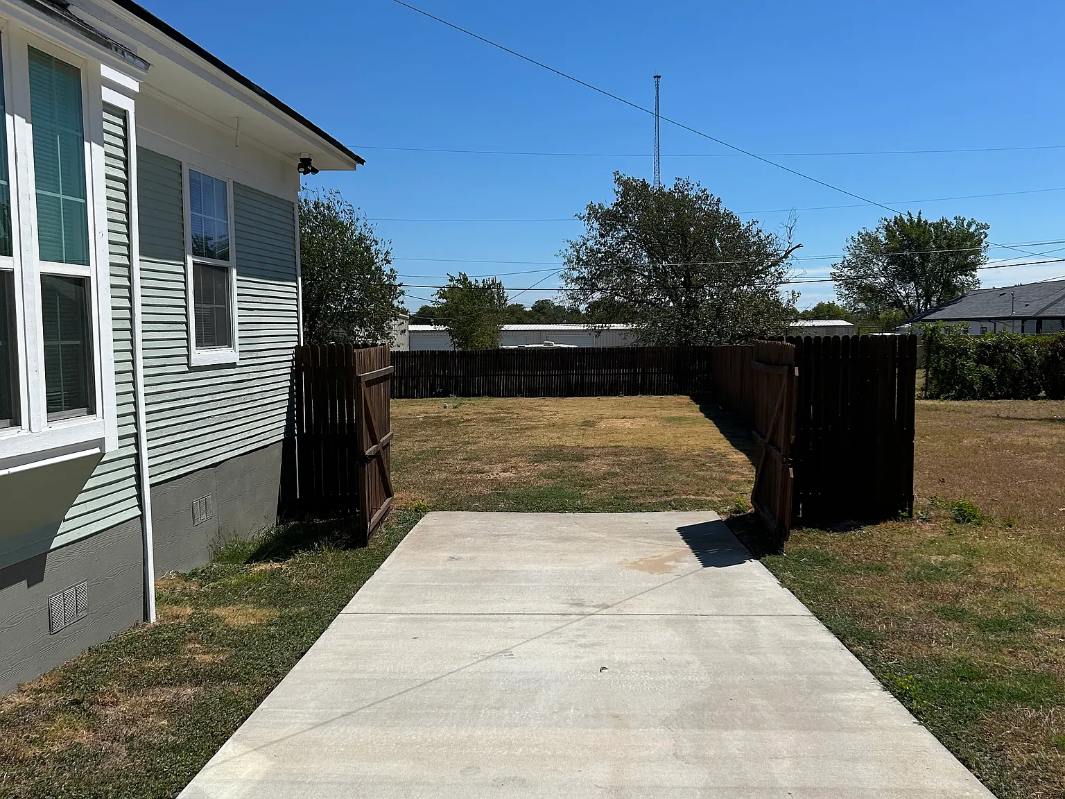 4 bed, 1100 sqft, $2,150 — Photo 2