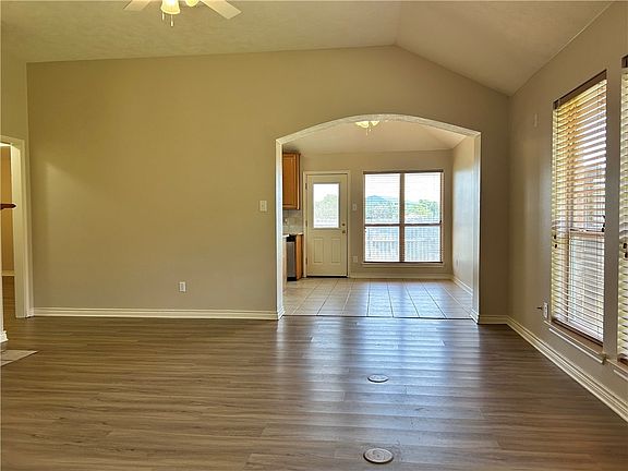 3rd image of 3619 Vienna Dr