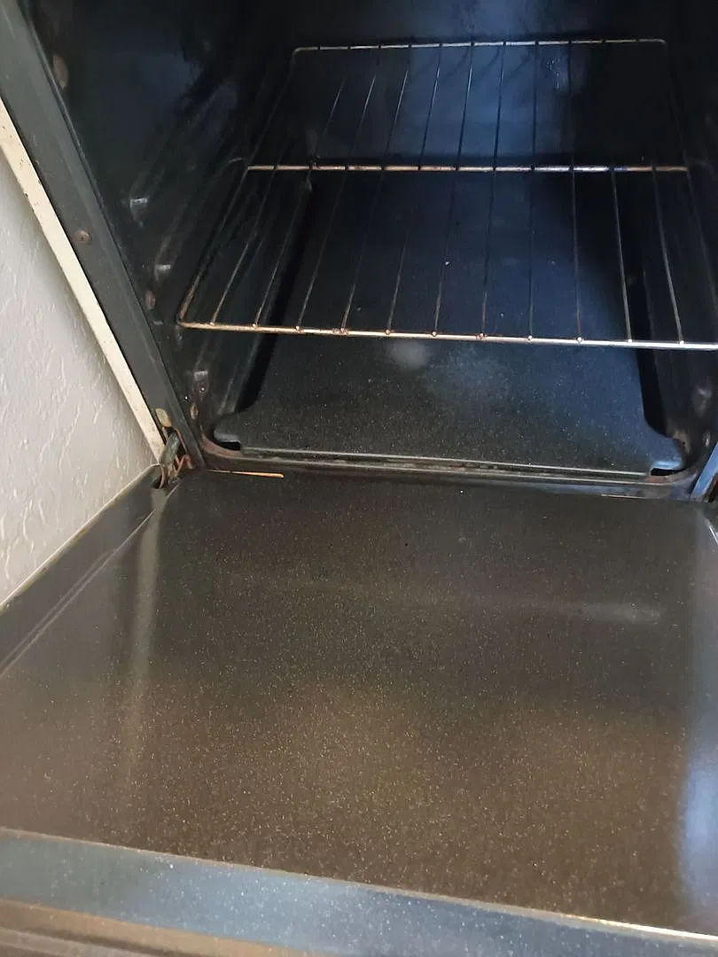 Cute 1 bed spacious unit. Comes with a stove, fridge, wall heater, and window A/C unit — Photo 4