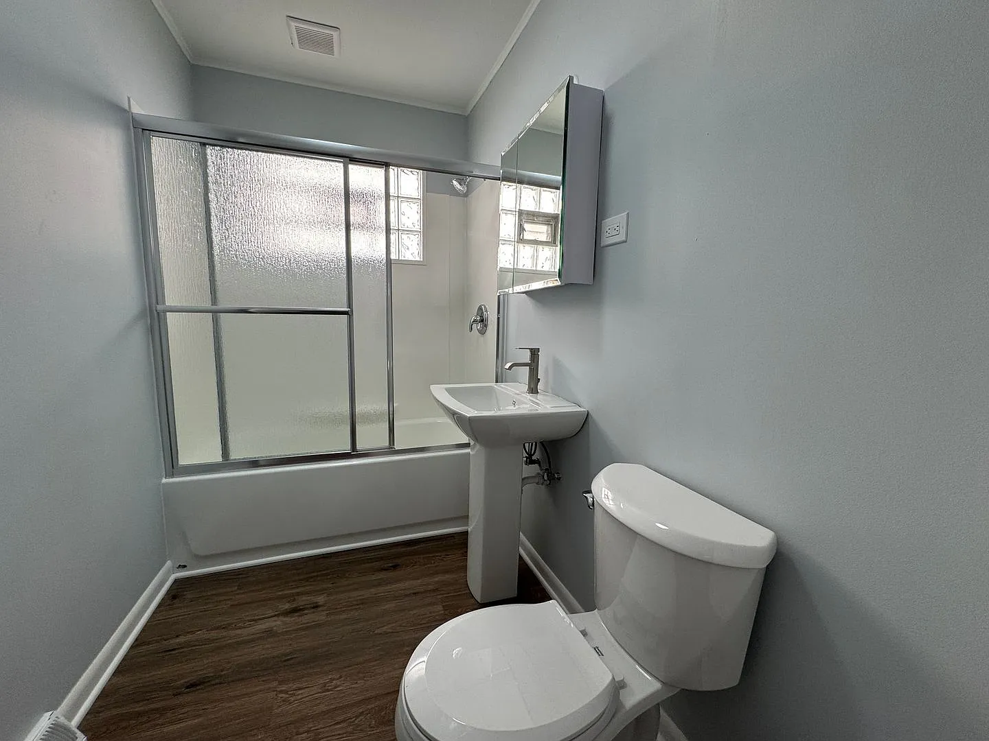 Spacious 3 Bedroom 2 Bath Harwood Heights Home for Lease — Photo 4