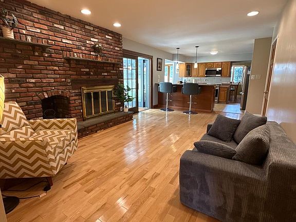2nd image of 6 Hickory Ln