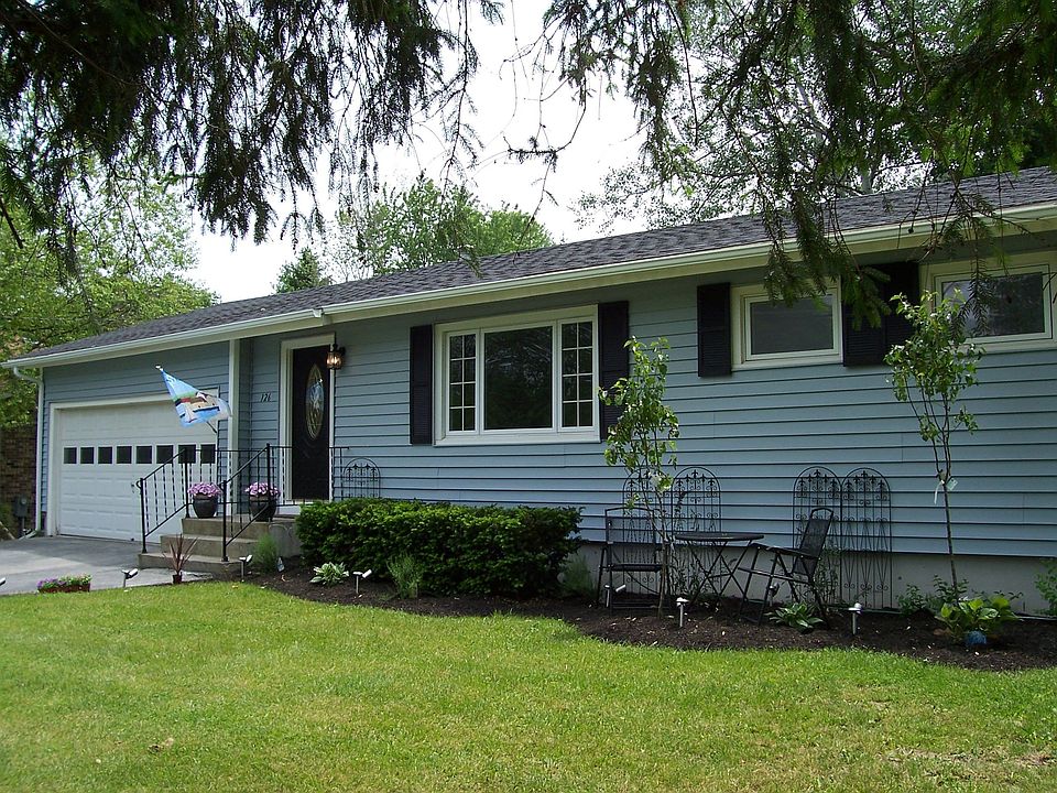 LANDSCAPED & MANICURED LAWN LOVELY NEIGHBORHOOD