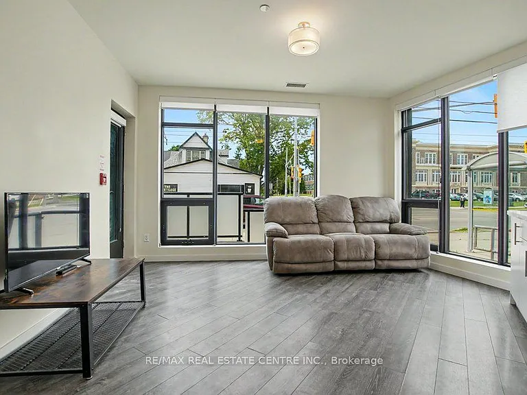 690 King St W #101 — Photo 13