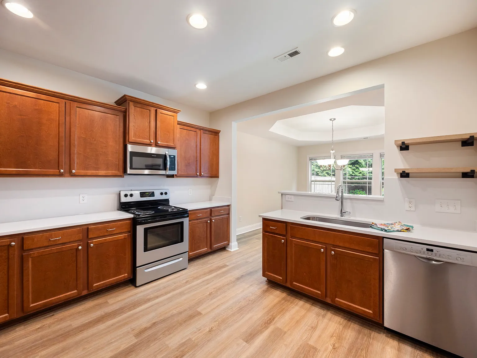 3 bed, 2.5 bath, 1964 sqft, $2,195 — Photo 3