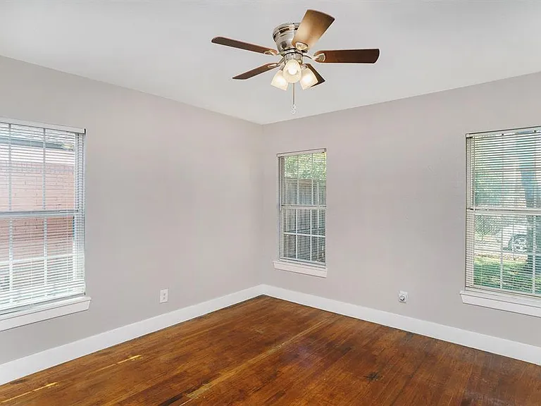 2533 Warren Ave — Photo 8
