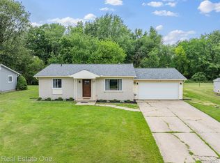 207 W Peterson Dr, Brighton, MI 48114