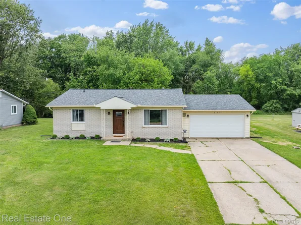 207 W Peterson Dr, Brighton, MI 48114