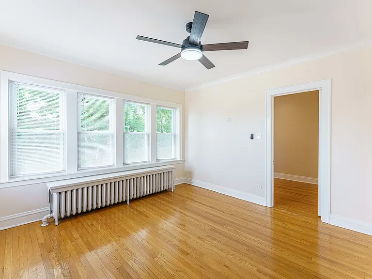 2125 Wesley Ave — Photo 2