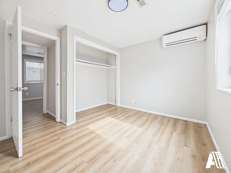 967 W Duplex — Photo 19