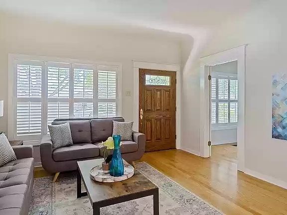 3rd image of 321 E Beverly Pl