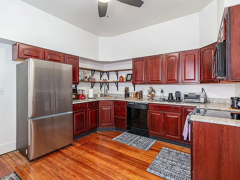 251 W 8th St #2 — Photo 4