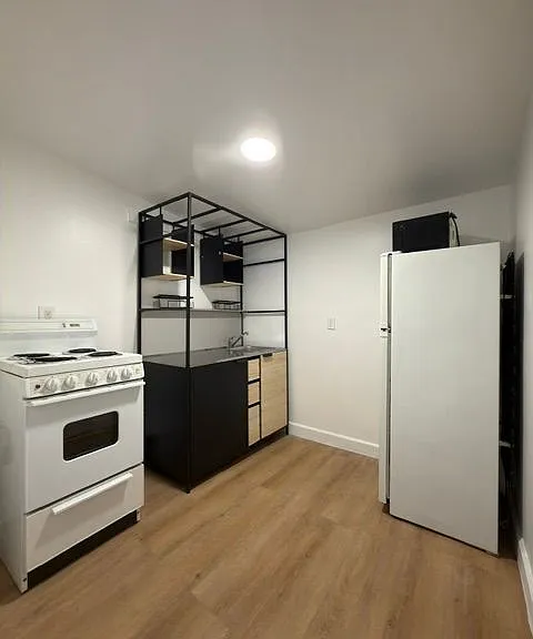 135 N Florence St #A — Photo 3