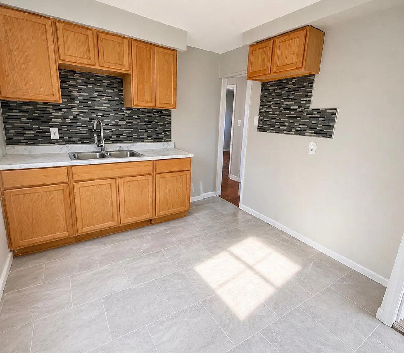 3 bed, 885 sqft, $1,350 — Photo 3