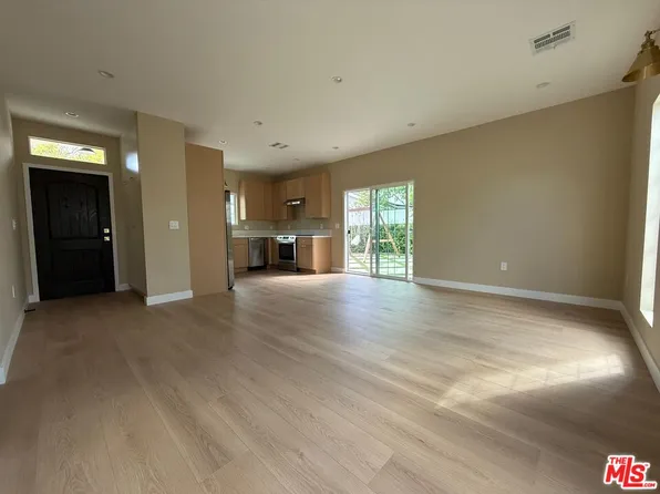 20748 Stagg St, Winnetka, CA 91306