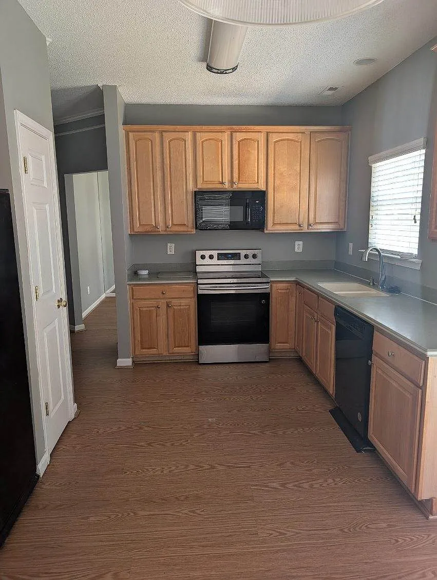 3 bed, 2.5 bath, 2004 sqft, $1,945 — Photo 2