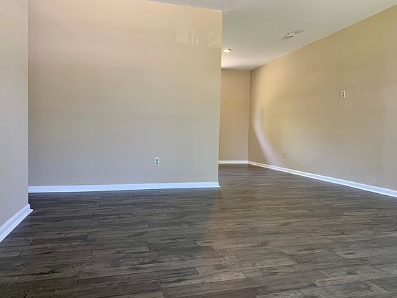 3rd image of 905 Glenrock Dr
