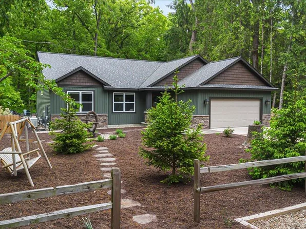 4067 Hillside Trl, New Buffalo, MI 49117