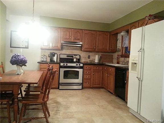 2nd image of 14060 Bainbridge St