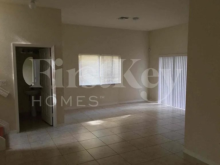 2362 SE 17th Ter — Photo 3