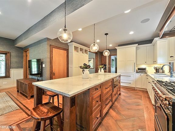 3rd image of 702 N Elmwood Ave