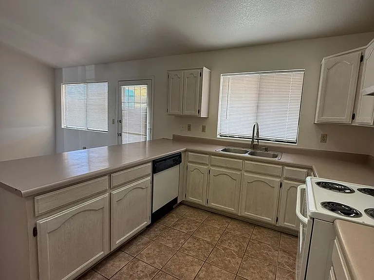 2791 W Redmond Dr — Photo 12