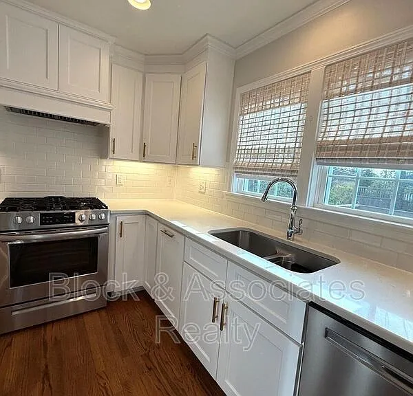 212 Sampson St — Photo 11