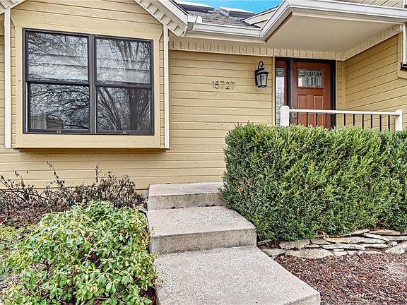 3rd image of 15727 Horton Ln