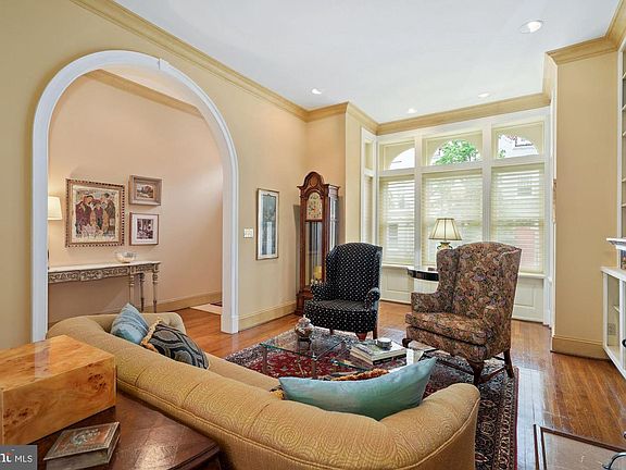 4th image of 2018 Hillyer Pl NW