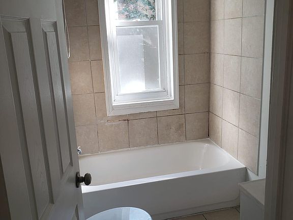 5th image of 128 N Lindenwood St #126