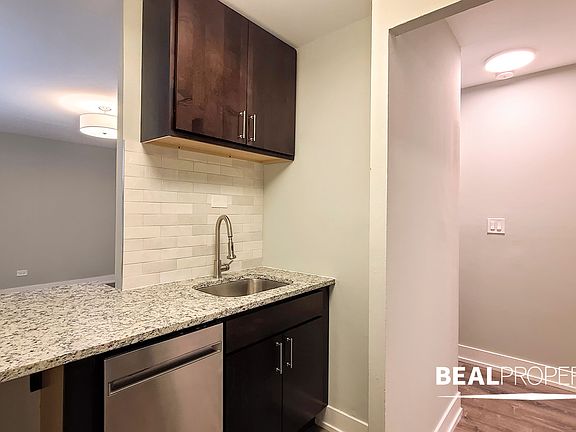 5th image of 445 W Barry Ave #330