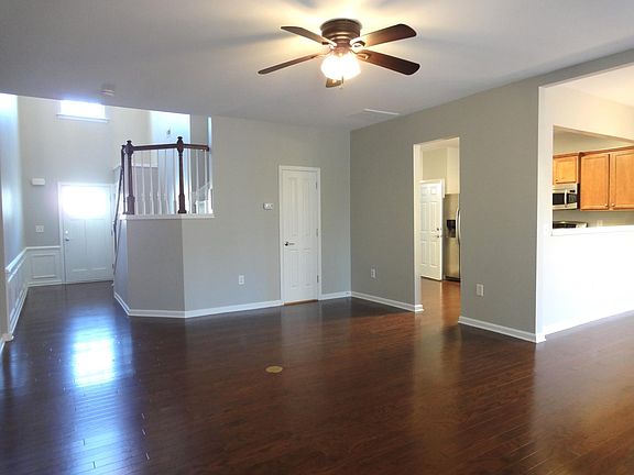 4th image of 312 Dyersville Dr