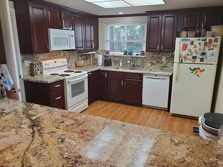 Kitchen. Granite counters & back splash