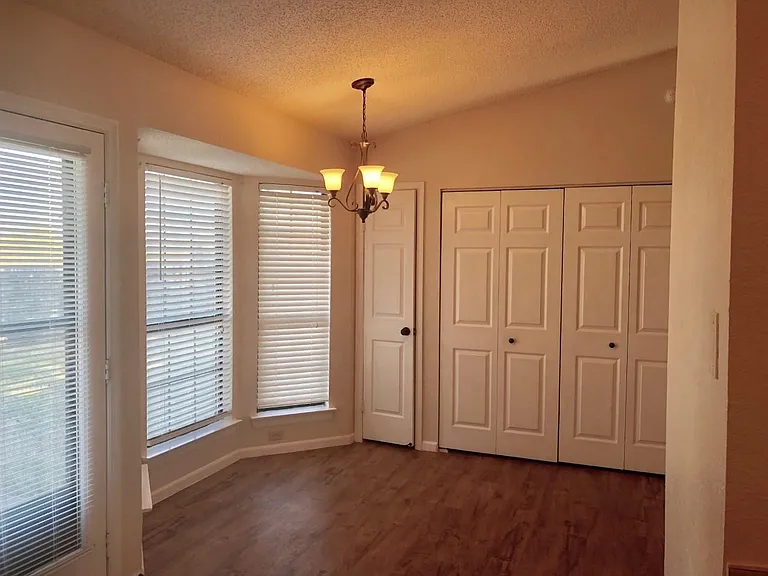 615 Valley Spring Dr — Photo 8