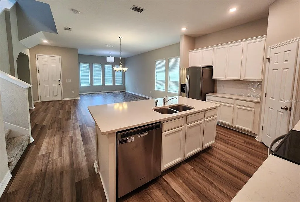 4 bed, 2.5 bath, 2204 sqft, $2,900 — Photo 3