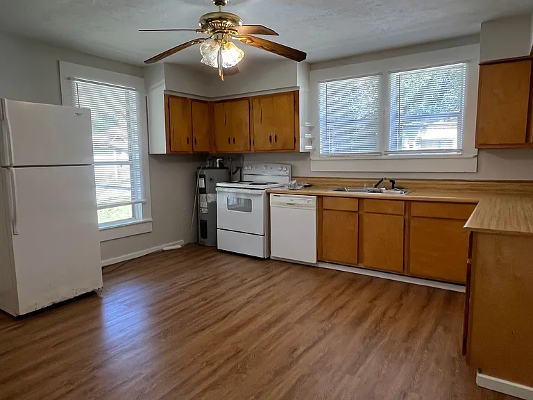 249 NE Bloxham St — Photo 3