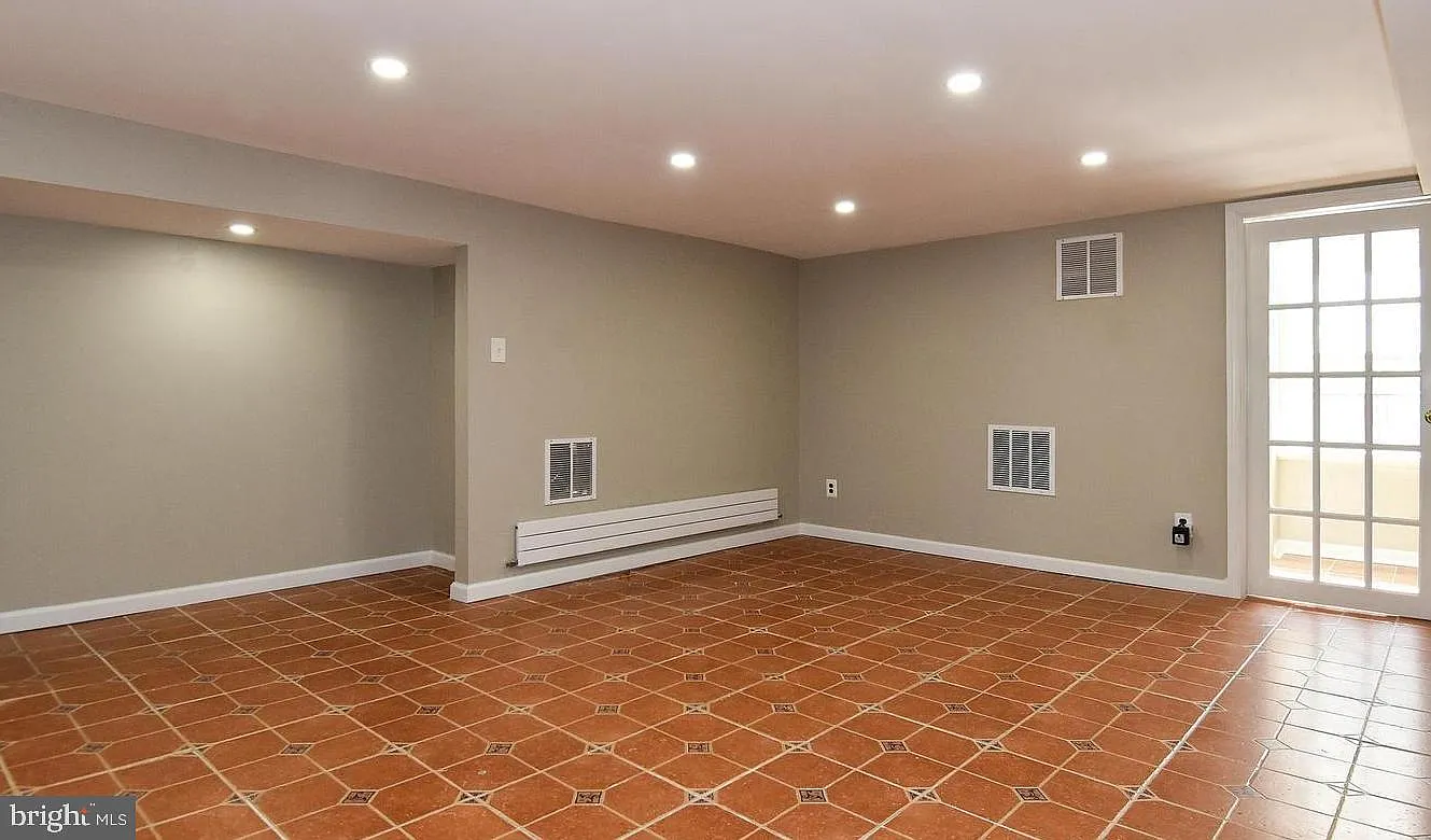 1 bed, 1.0 bath, 992 sqft, $2,100 — Photo 1