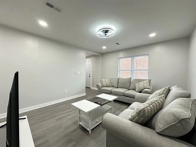 1937 W Grand Ave #3 — Photo 11