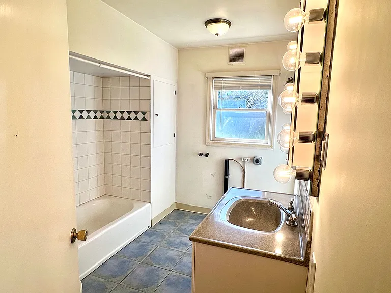 8421 N Fiske Ave — Photo 13