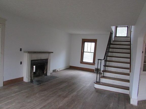 2nd image of 501 E Portage Trl