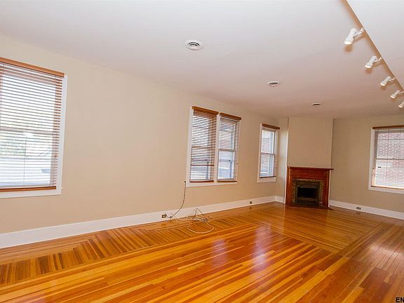 3rd image of 153 Regent St