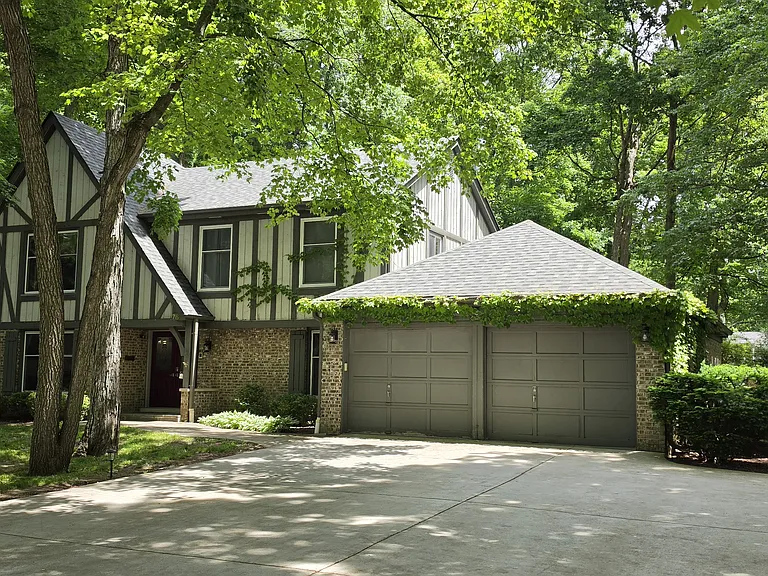 76 Lincolnshire Dr — Photo 2