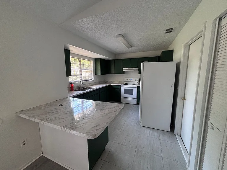 1028 Hickory Rd — Photo 6