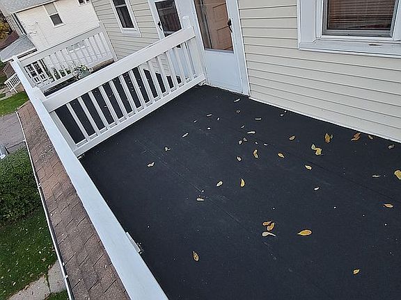 5th image of 319 W Lapeer St