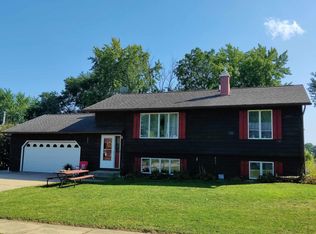 409 Twin View Dr, Decorah, IA 52101