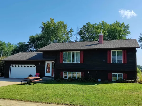 409 Twin View Dr, Decorah, IA 52101