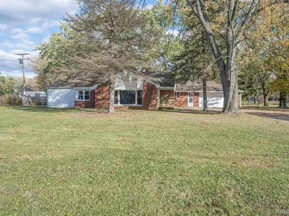 21229 Meridian Rd, Grosse Ile, MI 48138
