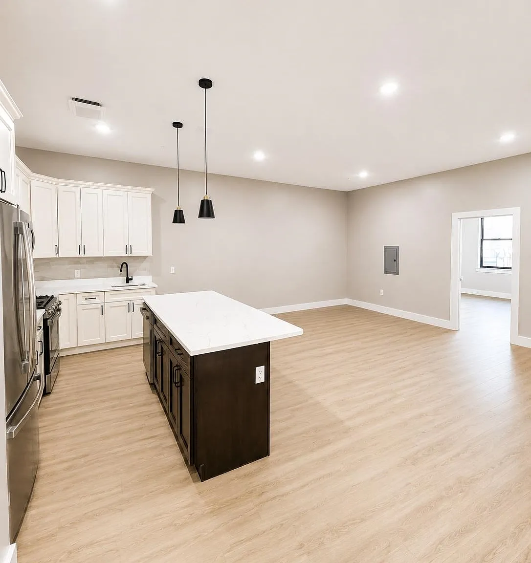 2 bed, 2.0 bath, 1100 sqft, $3,300 — Photo 2