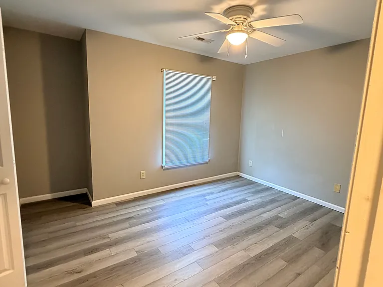 113 W Victoria Ct #F — Photo 8